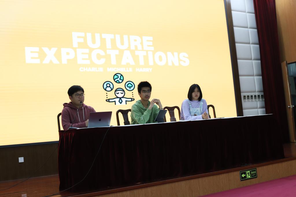 十二年级优秀毕业课题展示及颁奖